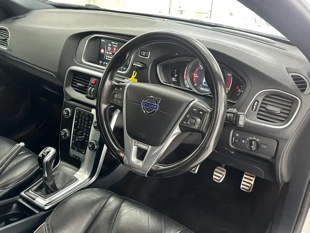 Begagnad Volvo V40 R-Design 2015 Vit Halvkombi