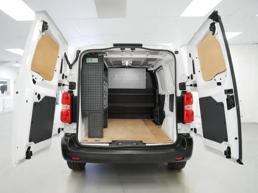 Gebraucht Vauxhall Vivaro Edition 100 PS (73 kW) 2023 Weiß Van / Kleinbus