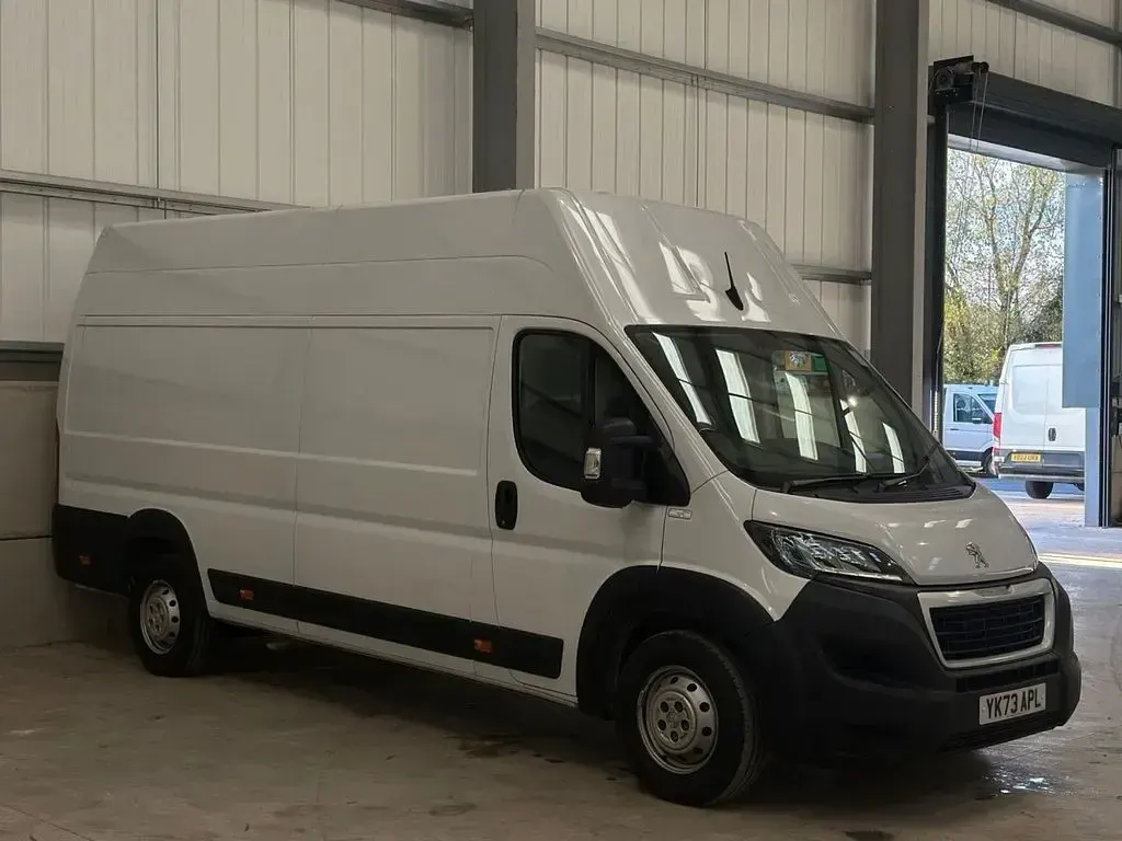 Begagnad Peugeot Boxer Premium 140 HK (102 kW) 2023 Vit Van