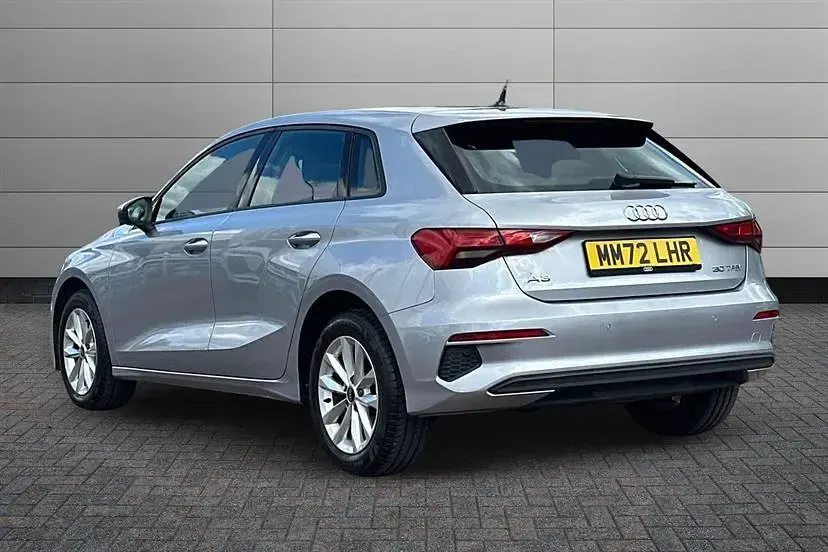 Usado Audi A3 Comfort 110 HP (80 kW) 2022 Prateado Sedan