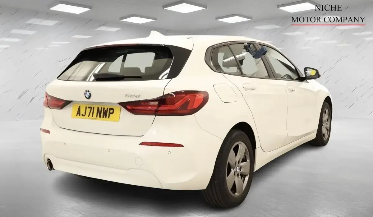 Begagnad BMW 116 Comfort Edition 2022 Vit Halvkombi