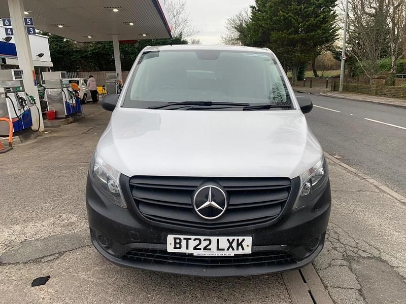 Usado Mercedes Vito 140 HP (102 kW) 2022 Prateado Van