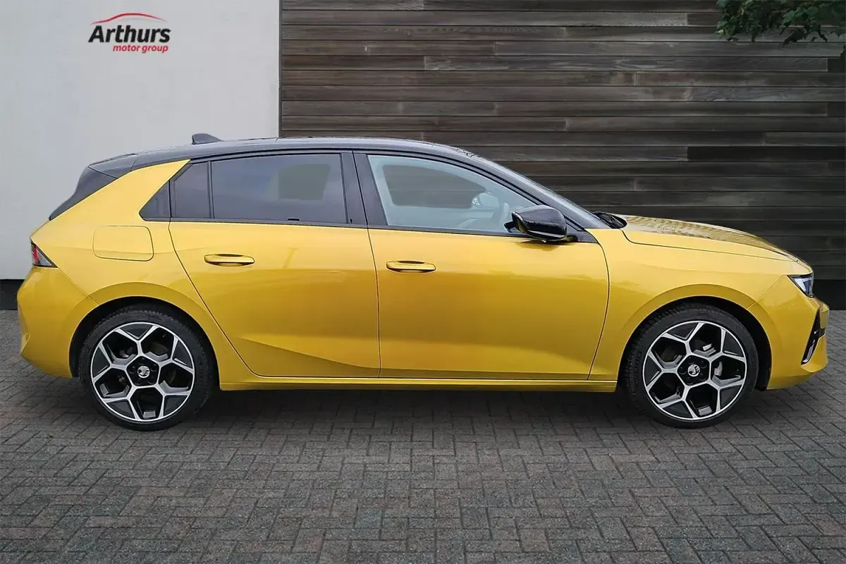 Used Vauxhall Astra Ultimate 130 HP (95 kW) 2024 Yellow/black Hatchback