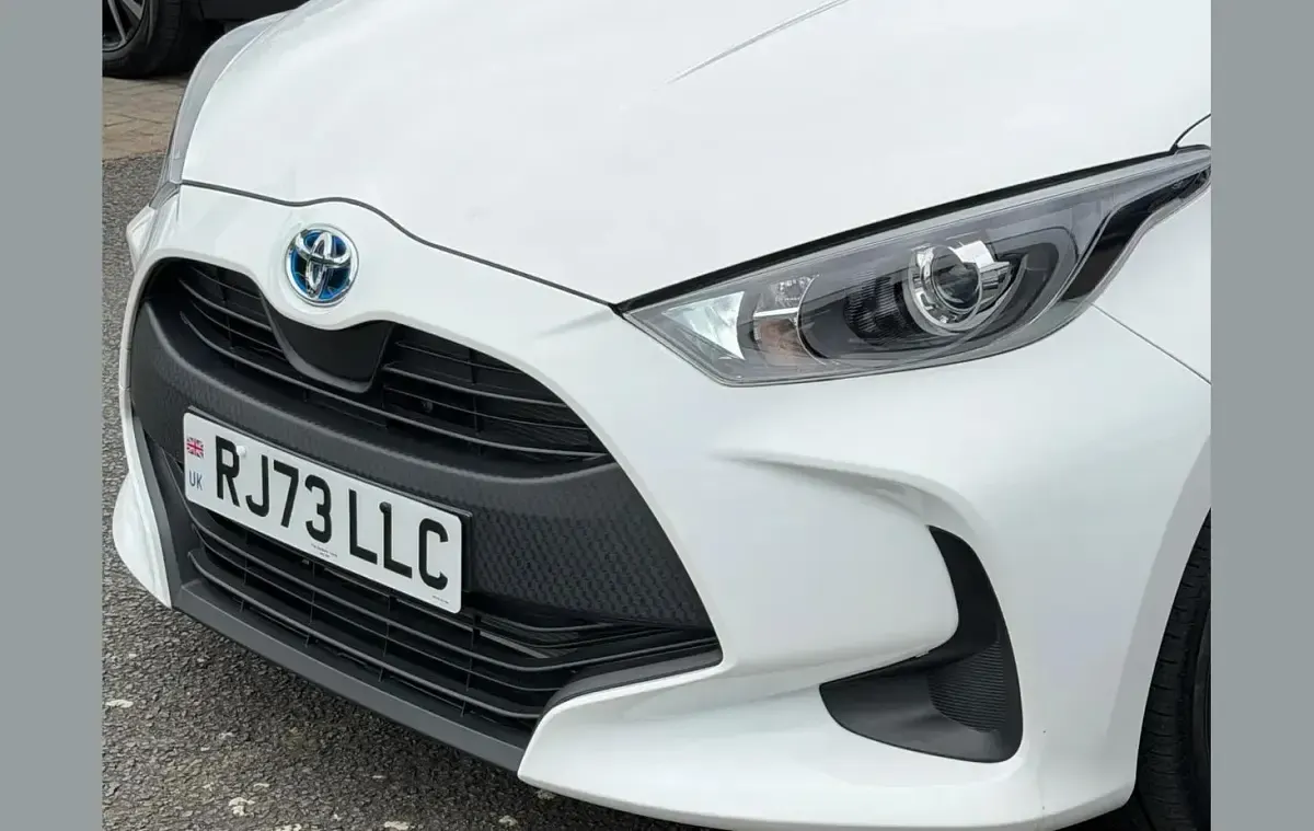 Used Toyota Yaris Hybrid 113 HP (83 kW) 2023 White Hatchback