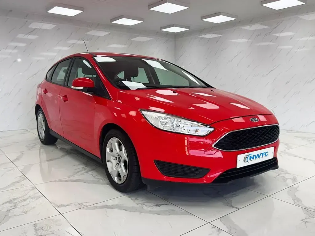 Used Ford Focus Style 100 HP (73 kW) 2015 Red Hatchback