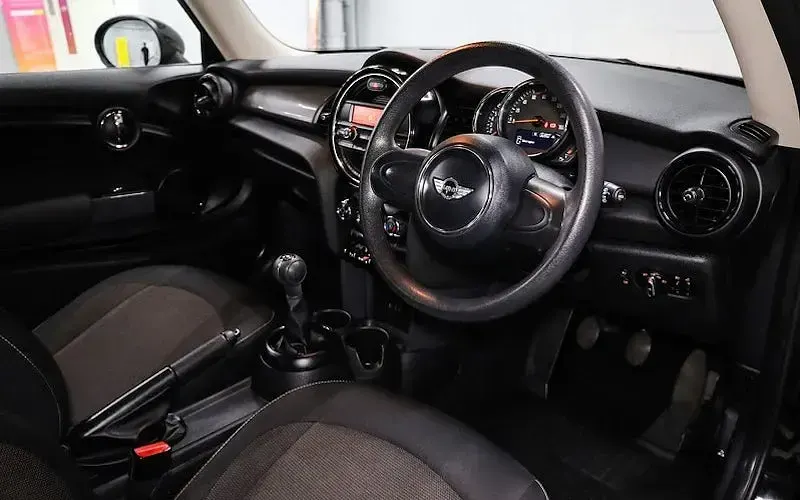 Usado Mini Cooper Hatch 136 CV (100 kW) 2017 Negro Utilitario