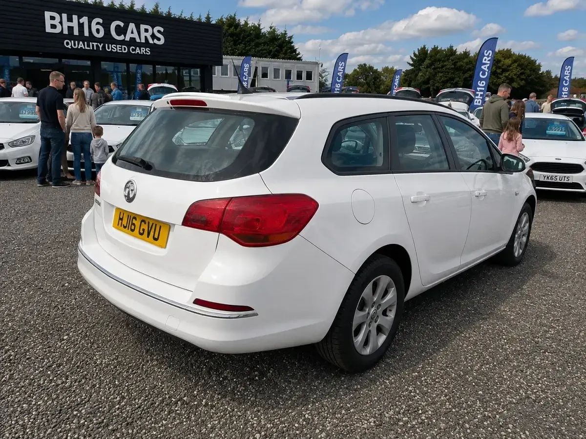 Used Vauxhall Astra 2016 White Estate