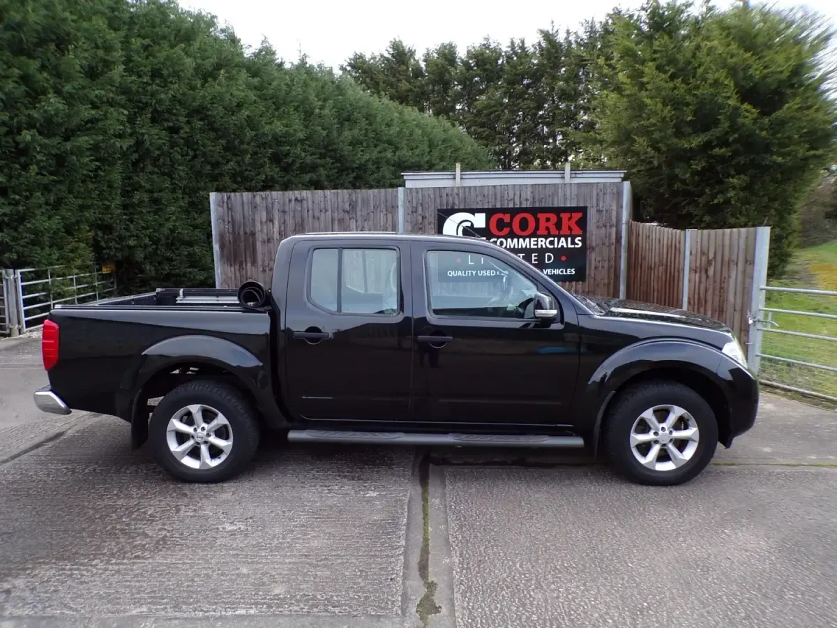 Usado Nissan Navara Acenta 190 HP (139 kW) 2013 Preto Pickup