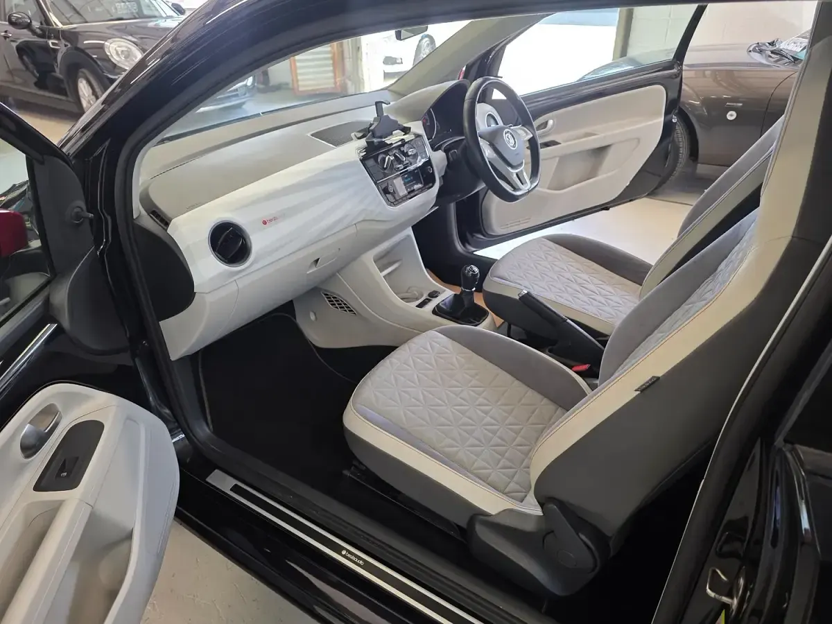 Used VW up! Beats 90 HP (66 kW) 2018 Black Hatchback