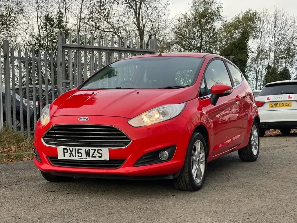 Używany Ford Fiesta Zetec 74 KM (54 kW) 2015 Czerwony Hatchback