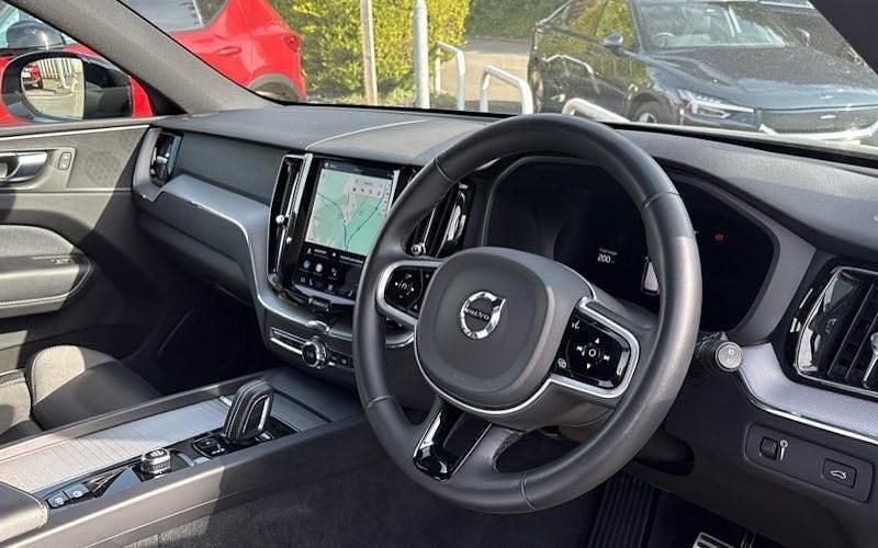 Used Volvo XC60 R-Design 250 HP (183 kW) 2021 SUV