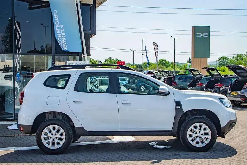 Used Dacia Duster Comfort 91 HP (66 kW) 2022 White SUV