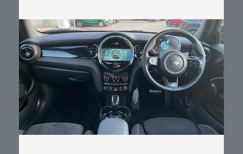 Used Mini Cooper Hatch 136 HP (100 kW) 2024 Red Hatchback