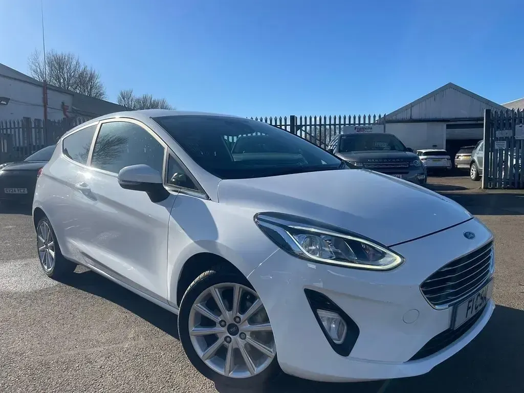 Used Ford Fiesta Titanium 125 HP (91 kW) 2017 White Hatchback