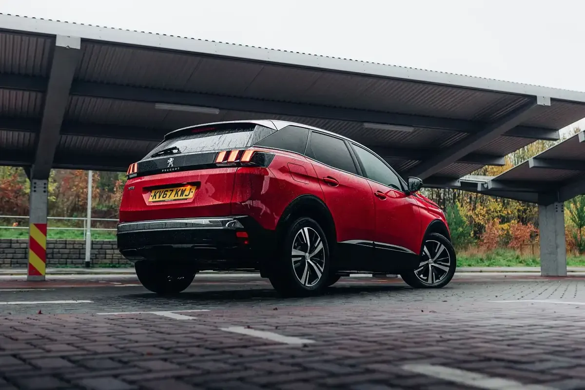 Used Peugeot 3008 Active 120 HP (88 kW) 2017 Red Hatchback