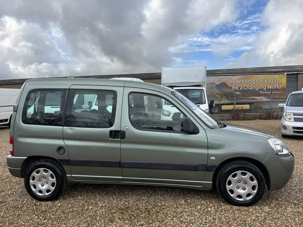 Used Peugeot Partner 2009 Green MPV
