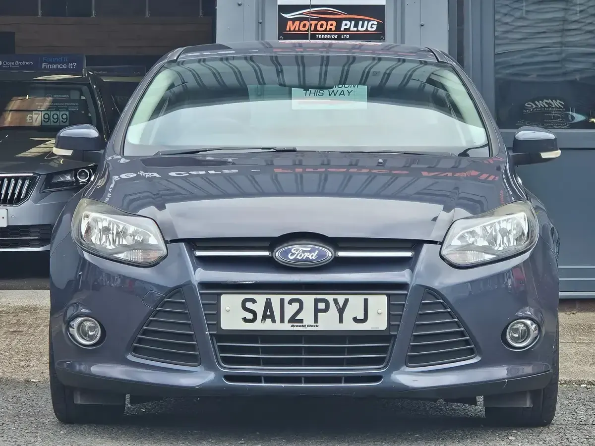 Usado Ford Focus Zetec 105 HP (77 kW) 2012 Cinzento Citadino