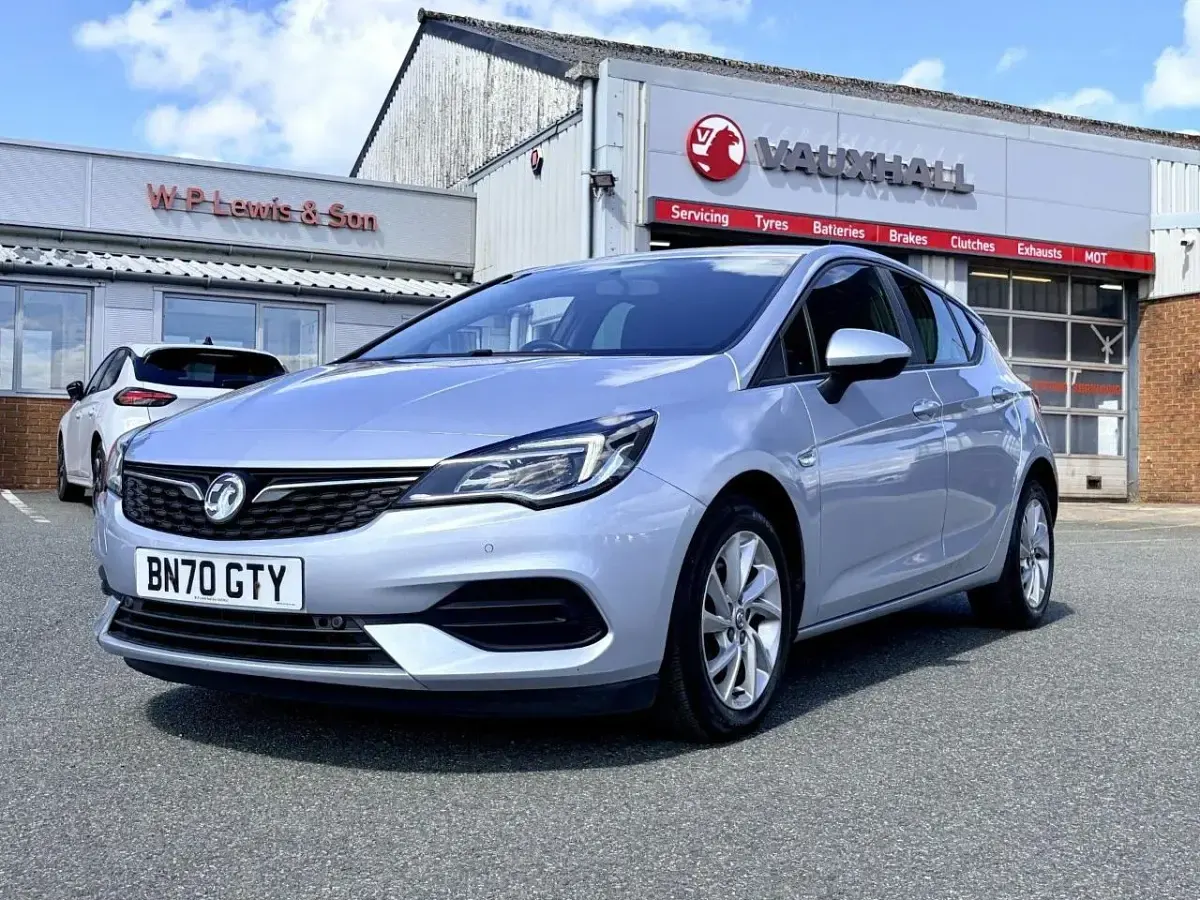 Usado Vauxhall Astra Business Edition 104 CV (76 kW) 2020 Gris Utilitario