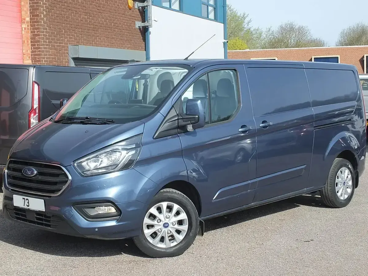 Usado Ford Transit Custom Limited 130 HP (95 kW) 2023 Azul Van