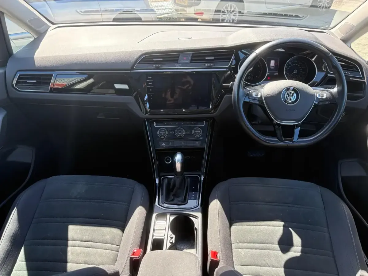 Begagnad VW Touran SEL 150 HK (110 kW) 2019 Blå Minibuss
