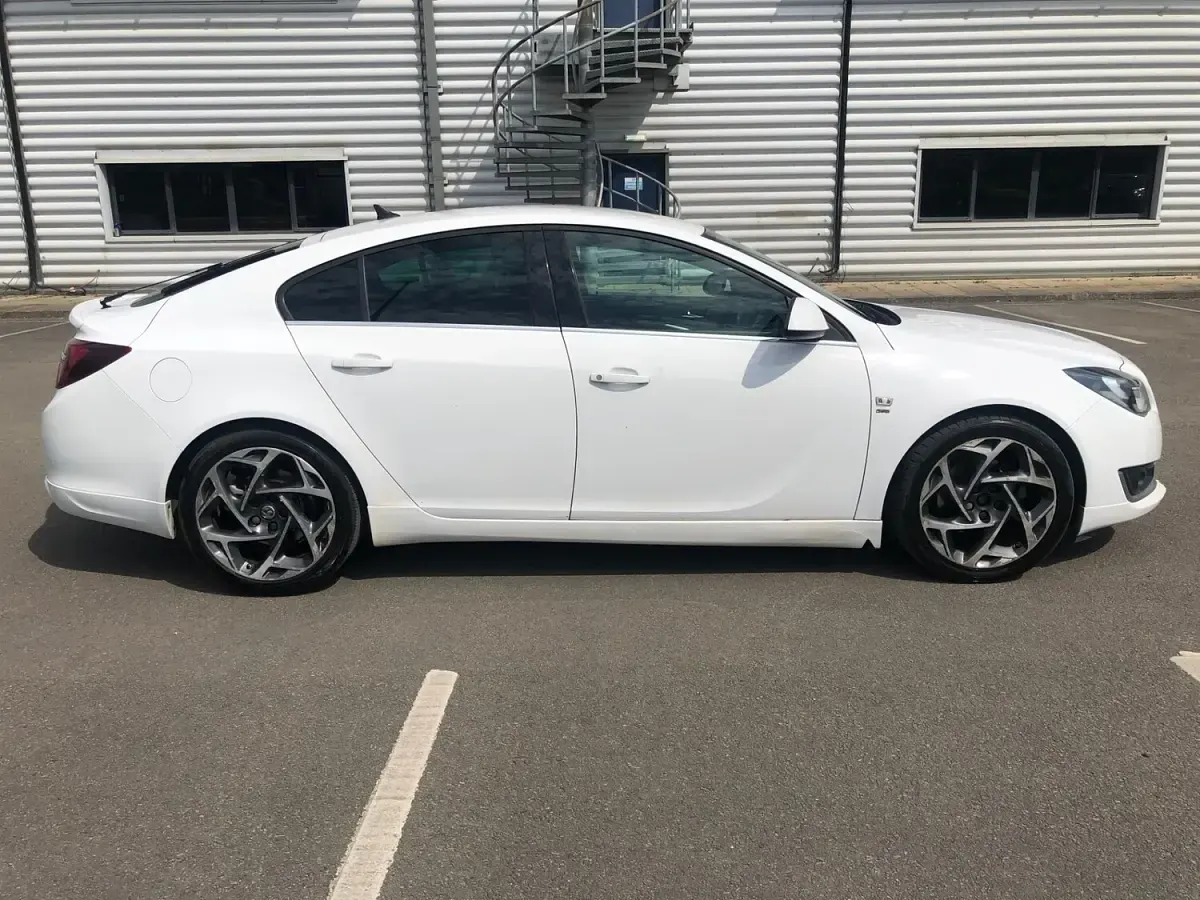 Used Vauxhall Insignia SRi 2016 White Hatchback