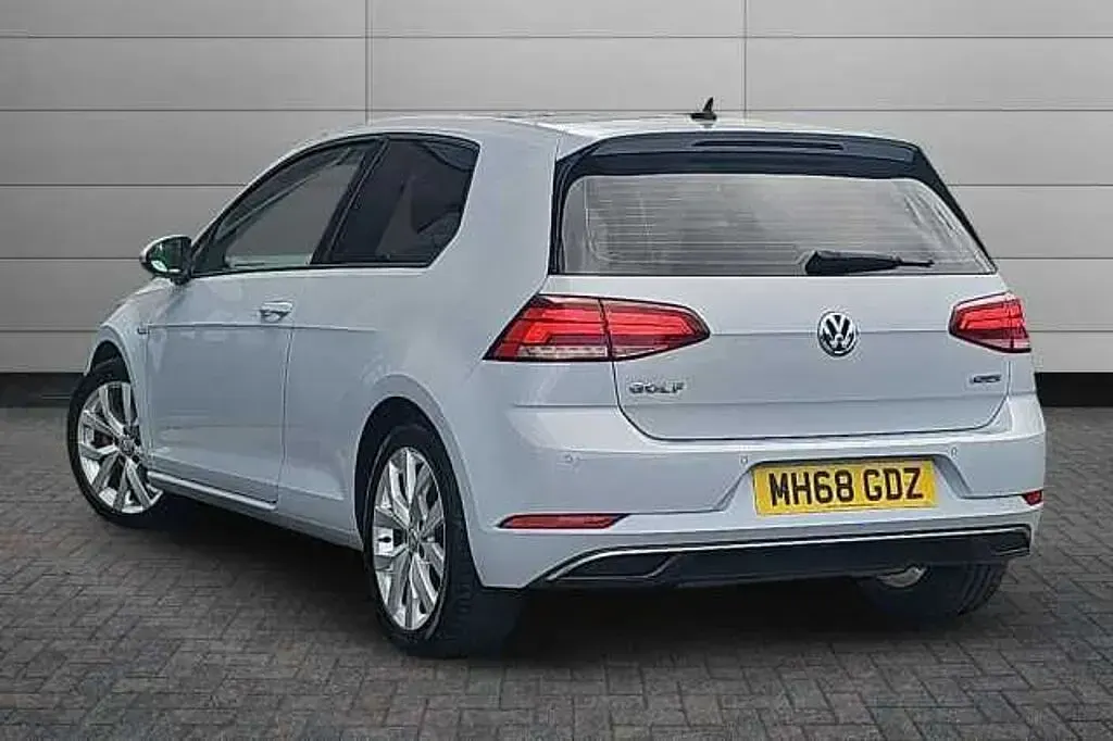 Used VW Golf VII SE 130 HP (95 kW) 2019 Pure white Hatchback