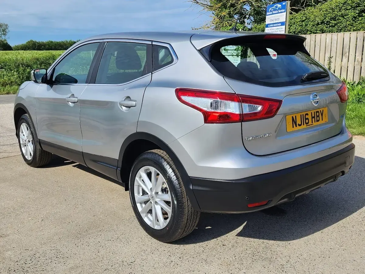 Gebraucht Nissan Qashqai Acenta 110 PS (80 kW) 2016 Silber SUV