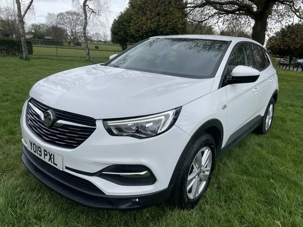 Used Vauxhall Grandland X 2019 White SUV