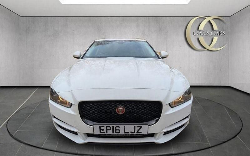 Used Jaguar XE Prestige 240 HP (176 kW) 2016 White Sedan