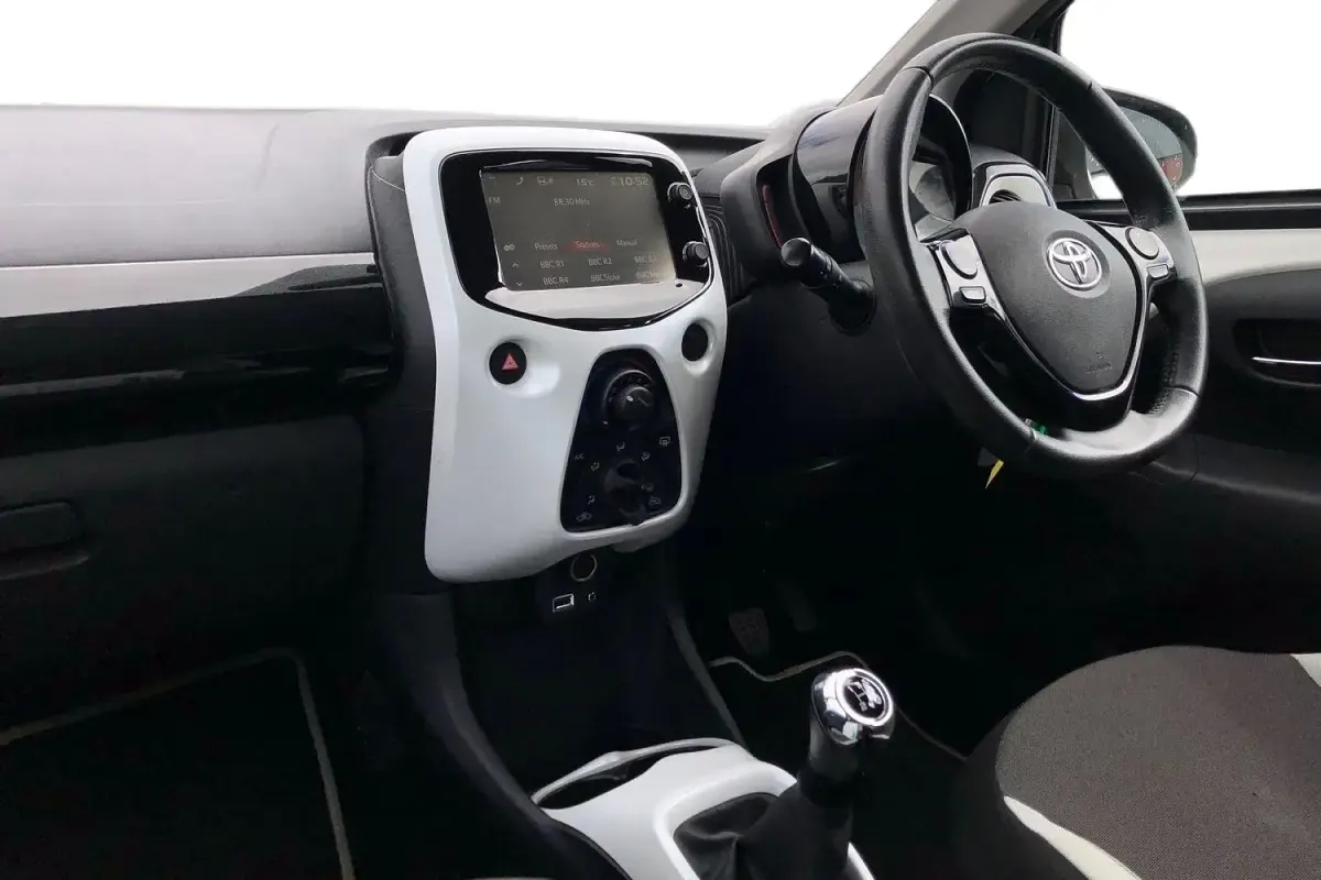 Used Toyota Aygo X-pure 69 HP (50 kW) 2016 White Hatchback