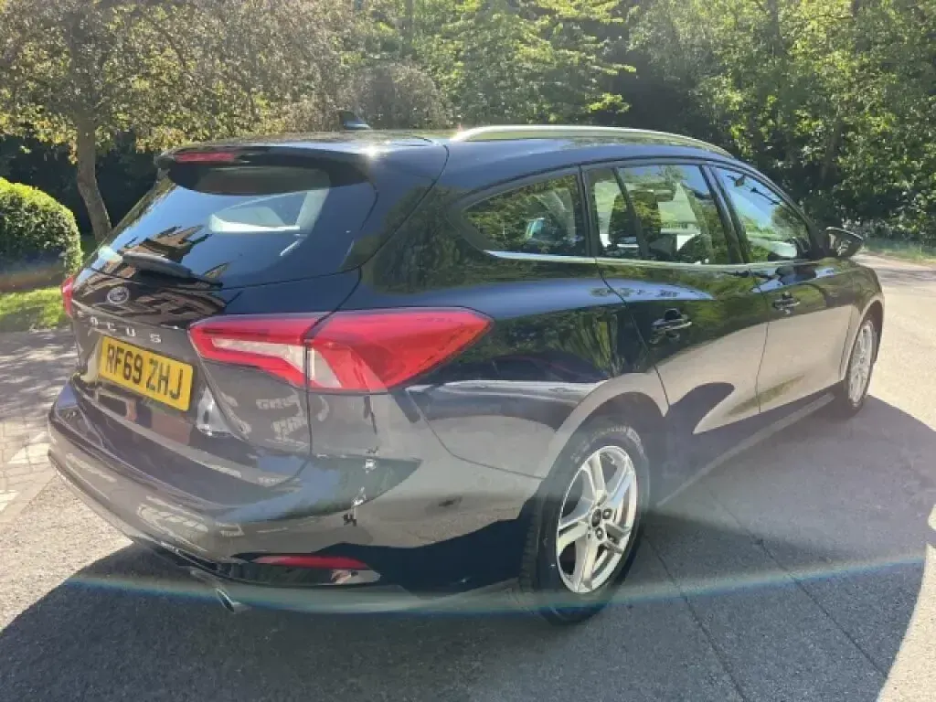 Used Ford Focus Zetec 95 HP (69 kW) 2019 Black Estate