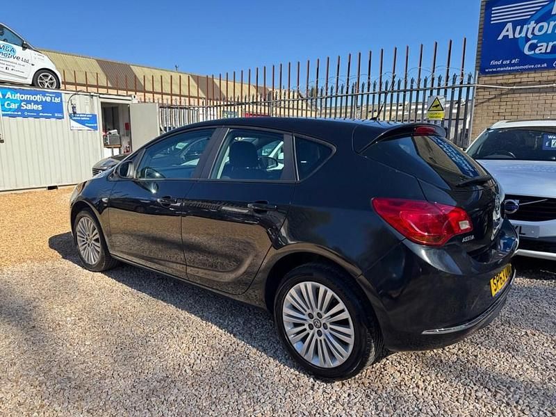 Begagnad Vauxhall Astra 2013 Svart Halvkombi