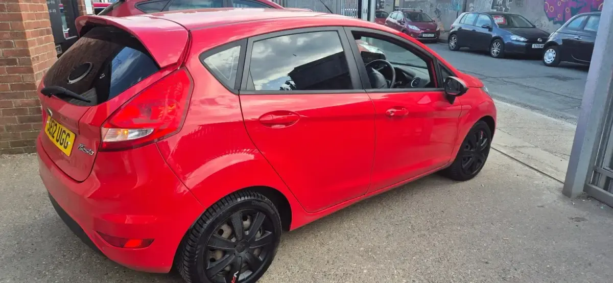 Begagnad Ford Fiesta 2012 Röd Halvkombi