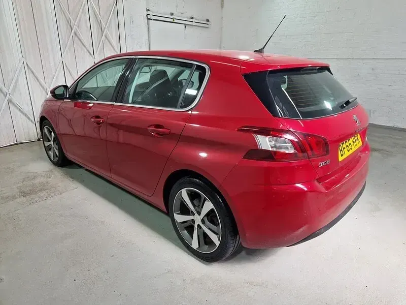Gebraucht Peugeot 308 Allure 130 PS (95 kW) 2015 Rot Kleinwagen