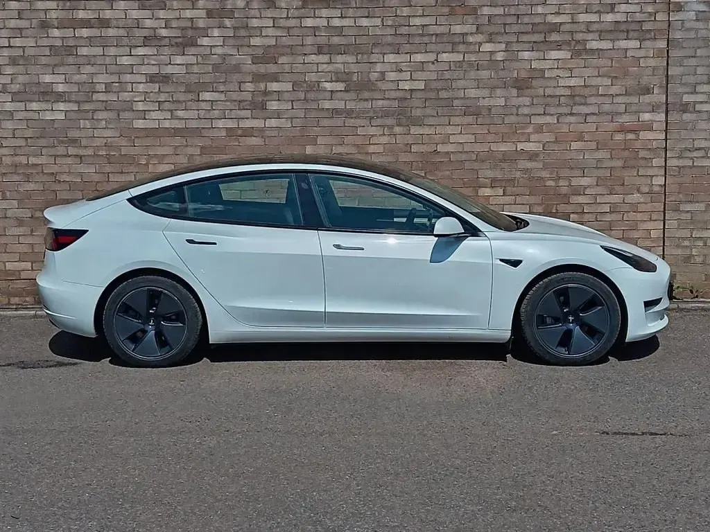 Używany Tesla Model 3 Standard Range 208 kW (283 KM) 2021 Biały Sedan/Limuzyna