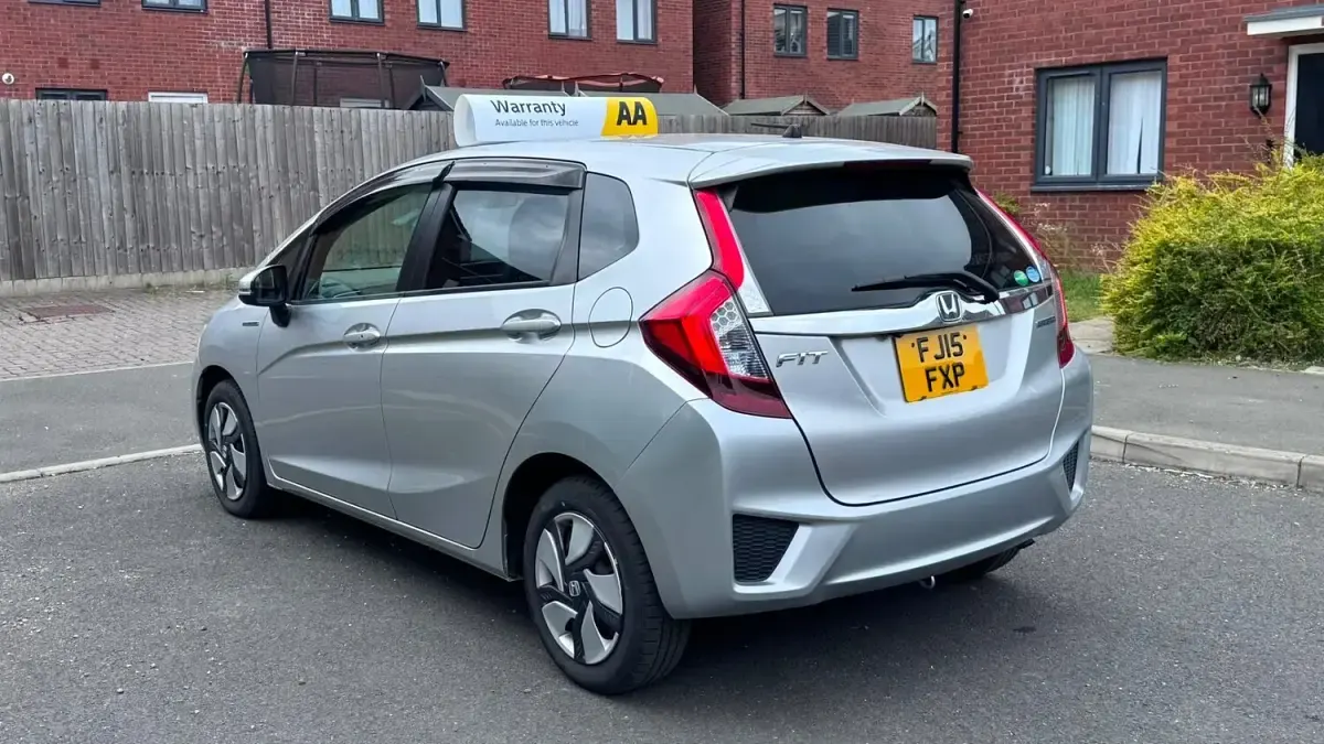 Used Honda Jazz Hybrid 122 HP (89 kW) 2015 Silver Hatchback