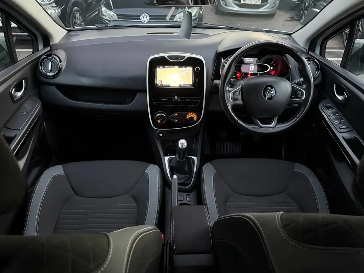 Used Renault Clio Dynamique 90 HP (66 kW) 2016 White Hatchback