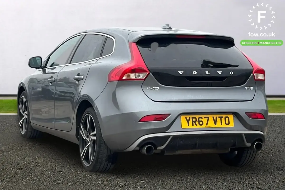 Usado Volvo V40 R-Design Pro 122 HP (89 kW) 2017 Cinzento Citadino