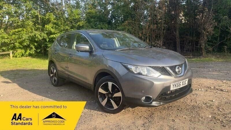 Grey Used 2016 Nissan Qashqai N-Connecta SUV | £9,700 (Good price) - Image 1/4