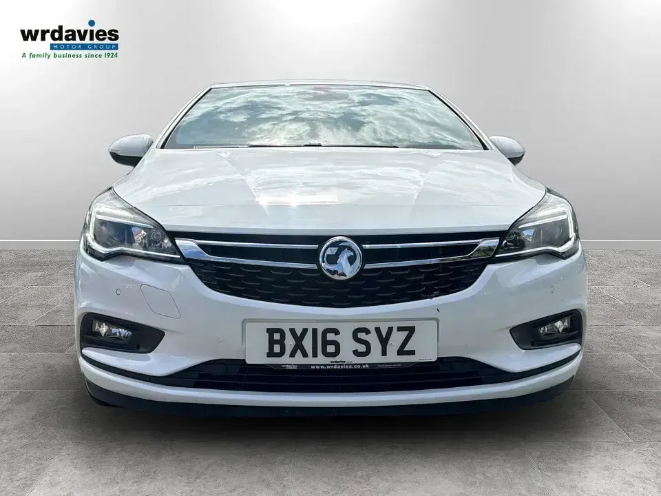Used Vauxhall Astra SRi 150 HP (110 kW) 2016 White Hatchback