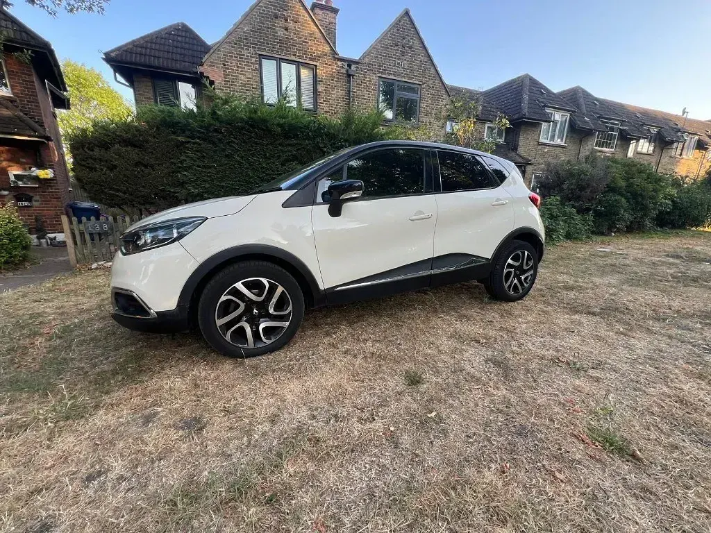 Used Renault Captur Dynamique 120 HP (88 kW) 2016 Black/white SUV