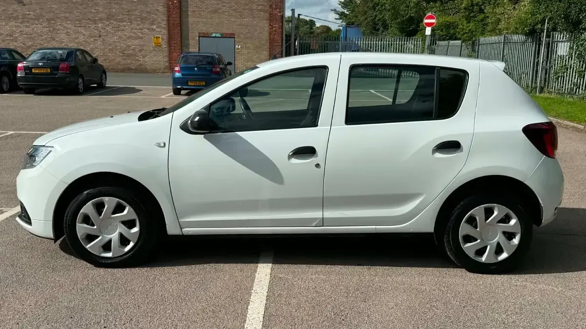 Used Dacia Sandero Ambiance 90 HP (66 kW) 2017 White Hatchback