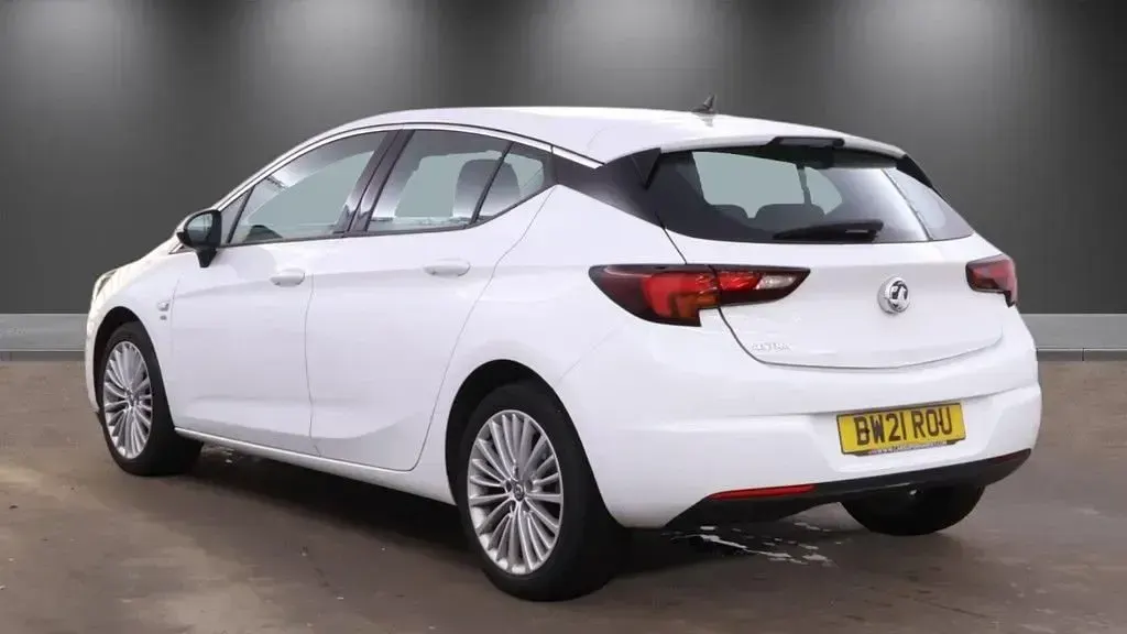 Used Vauxhall Astra Elite 145 HP (106 kW) 2021 White Hatchback