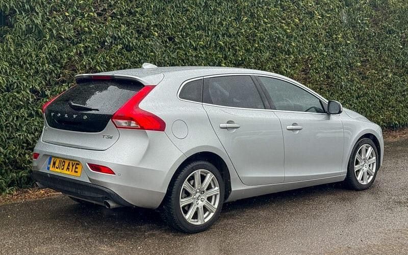 Usado Volvo V40 Inscription 152 HP (111 kW) 2018 Prateado Citadino