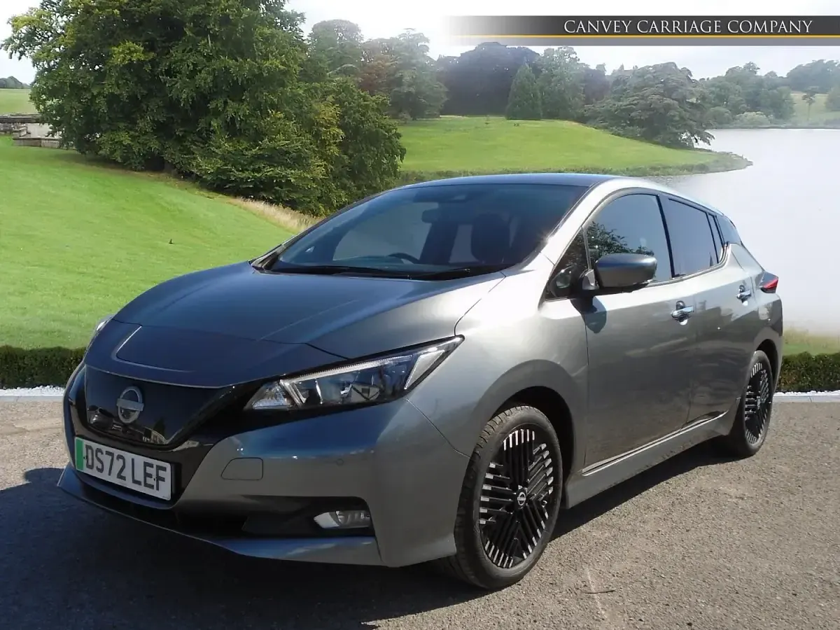 Begagnad Nissan Leaf N-Connecta 110 kW (150 HK) 2022 Grå Halvkombi