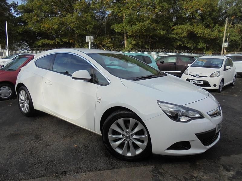 White Used 2018 Vauxhall Astra GTC SRi Hatchback | £5,995 (Fair price) - Image 1/4