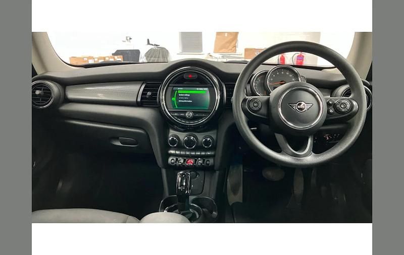 Begagnad Mini Cooper Classic 136 HK (100 kW) 2020 Silver Halvkombi