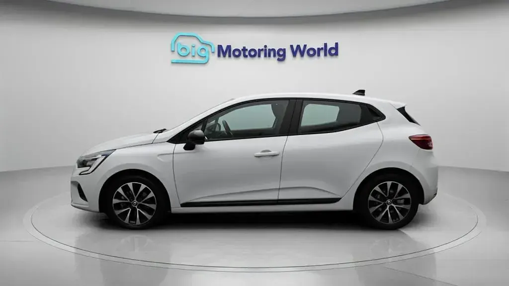 Used Renault Clio V Evolution 145 HP (106 kW) 2023 White Hatchback