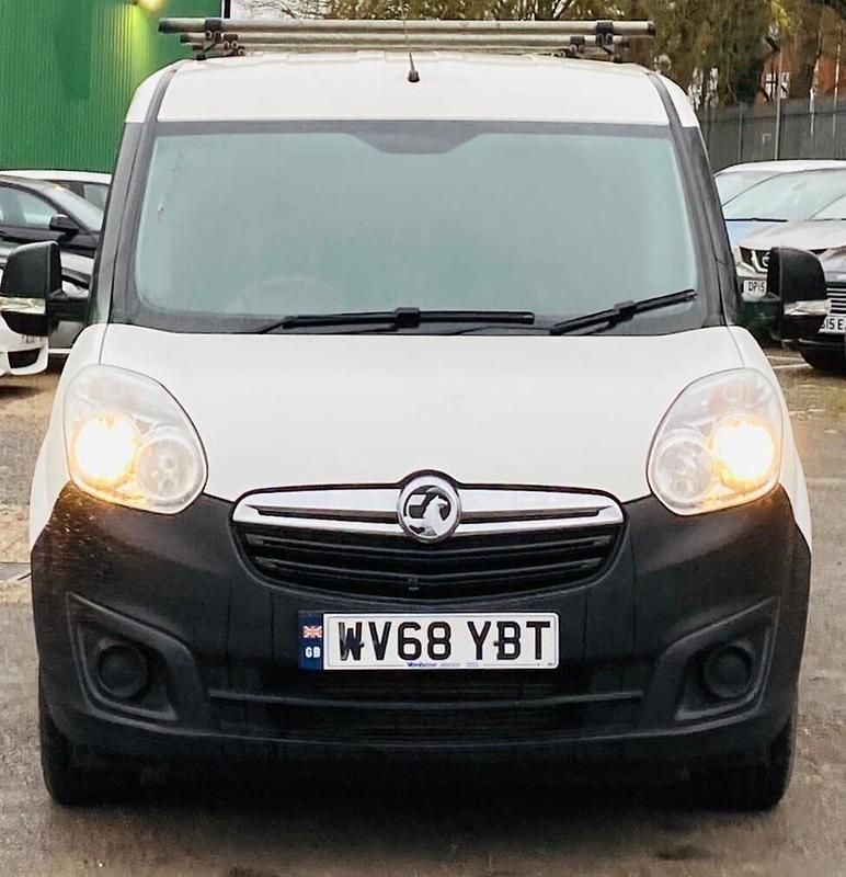 Used Vauxhall Combo S 95 HP (69 kW) 2018 White MPV