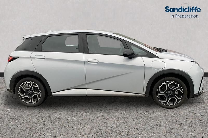 New BYD Dolphin 60 kW (82 HP) 2025 Metallic  skiing white Hatchback